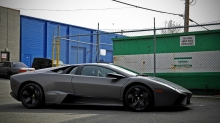 Взгляд сбоку на спорткар Lamborghini Reventon